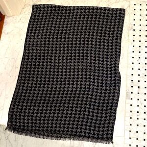 Blue and gray houndstooth scarf